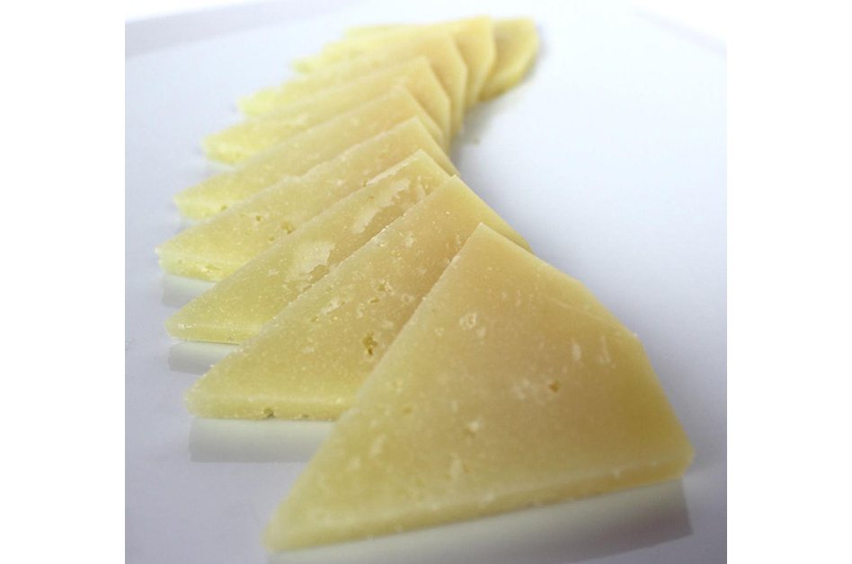 Lonchas finas de queso curado colocadas en fila
