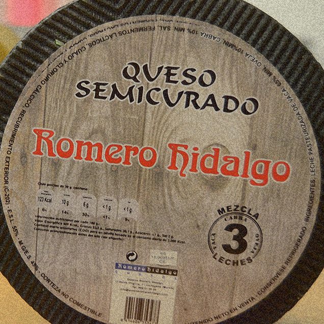 Etiqueta del queso semicurado Romero Hidalgo, mezcla de tres leches, sobre la corteza negra de la rueda